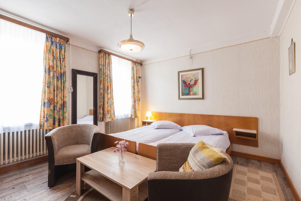 Hotel Defive 2*